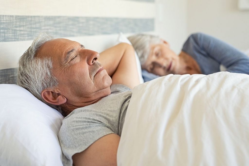 Beste matras voor rugpijn 2023 - Beter slapen met een traagschuim matras tegen rugpijn